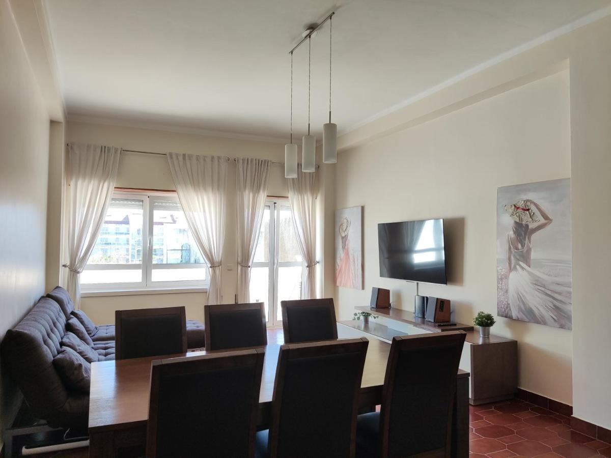 Apartment By The Beach! With Large Balcony! São Martinho do Porto Eksteriør billede