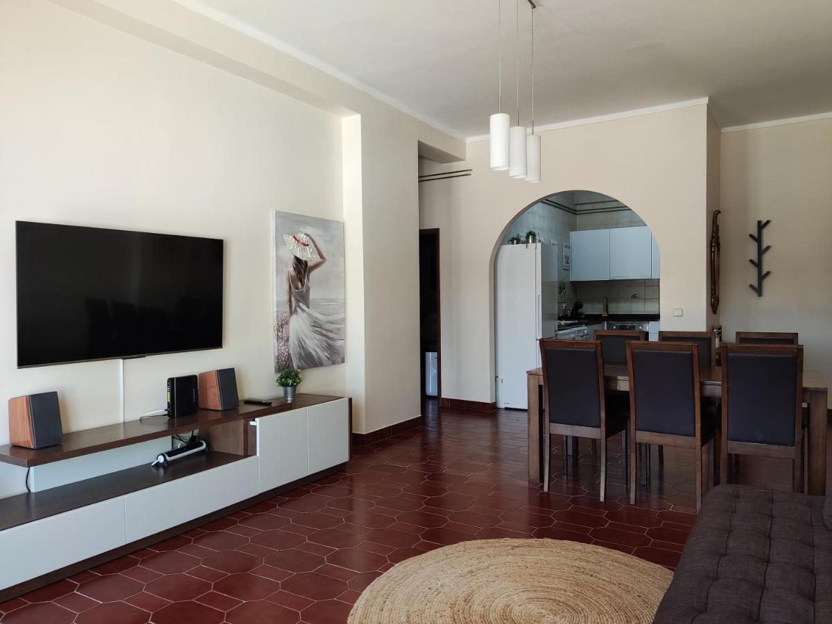 Apartment By The Beach! With Large Balcony! São Martinho do Porto Eksteriør billede