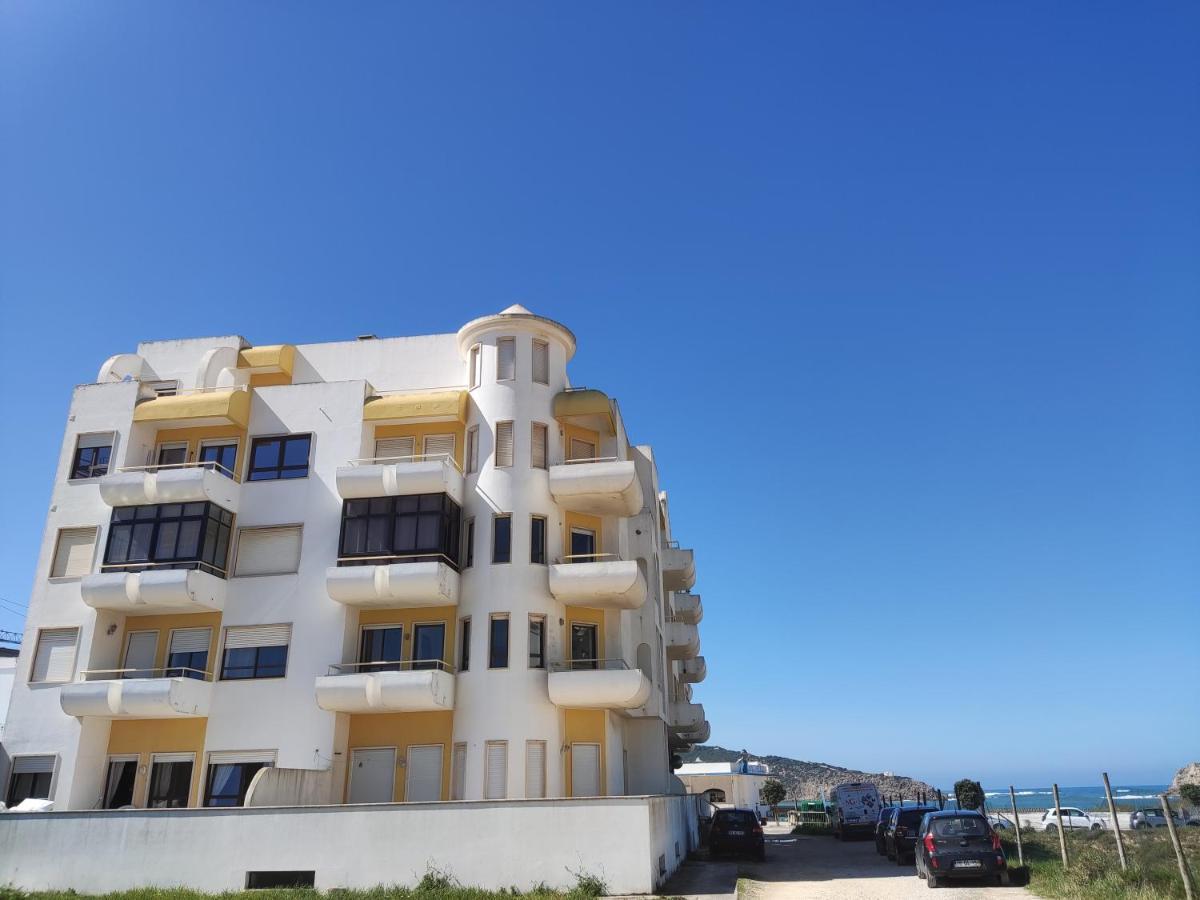 Apartment By The Beach! With Large Balcony! São Martinho do Porto Eksteriør billede